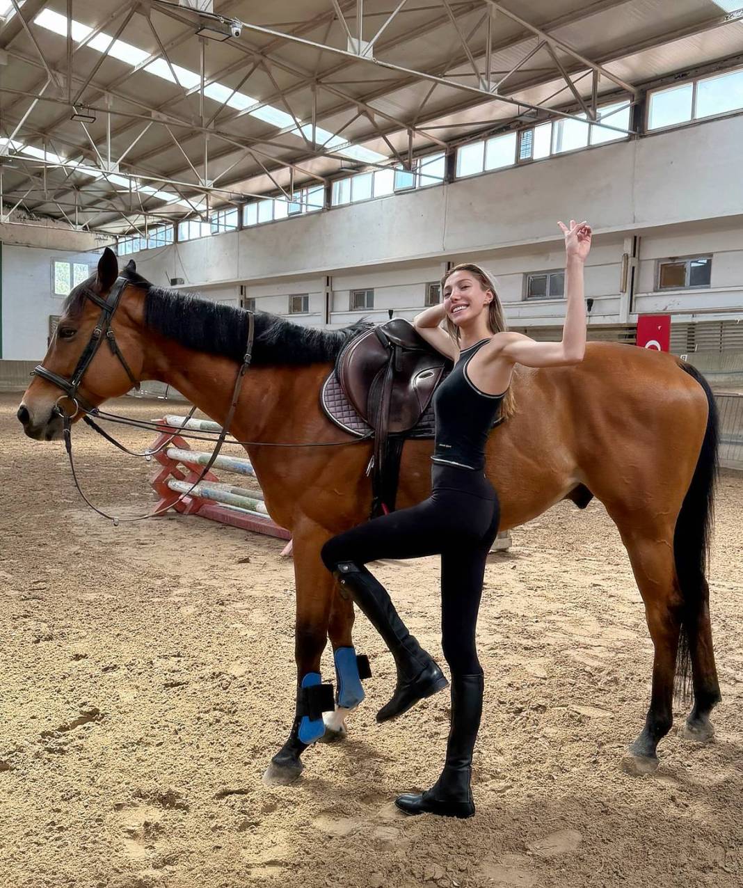 Türkiye Güzellik Kraliçesi, kendisine at hediye aldı! Şimdi de atçılığa merak sardı 6